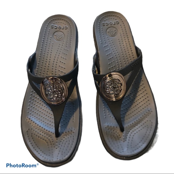 crocs sanrah liquid metallic